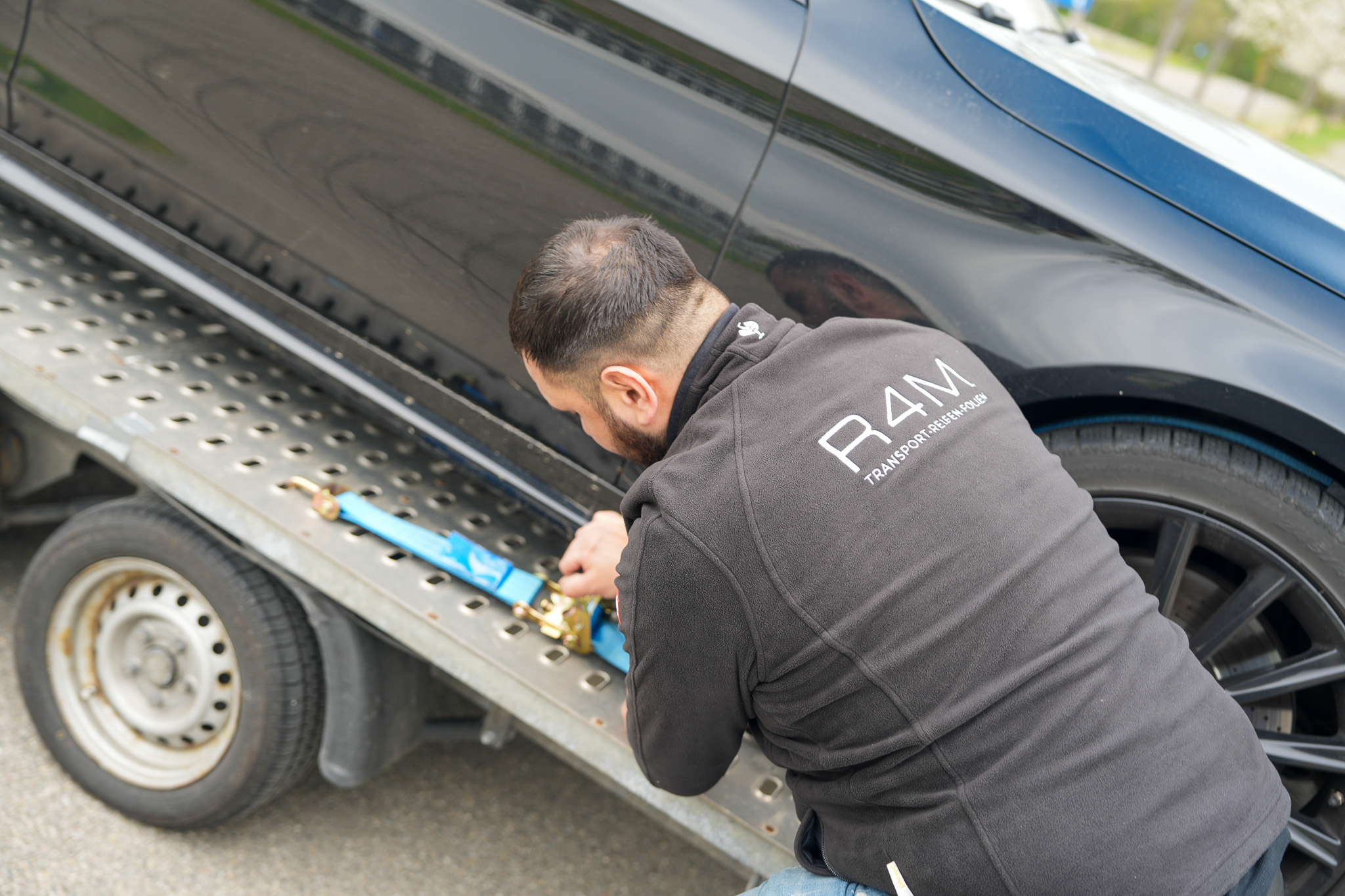 R4M Transport — Professionelle Fahrzeugsicherung